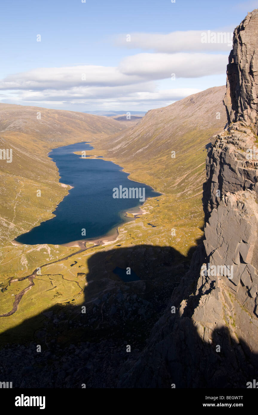 Ghiacciate sulla valle e sul lago, Cairngorms. Guardando verso est fino a Glen Avon e Loch Avon, dal Rifugio Rupe di pietra Foto Stock