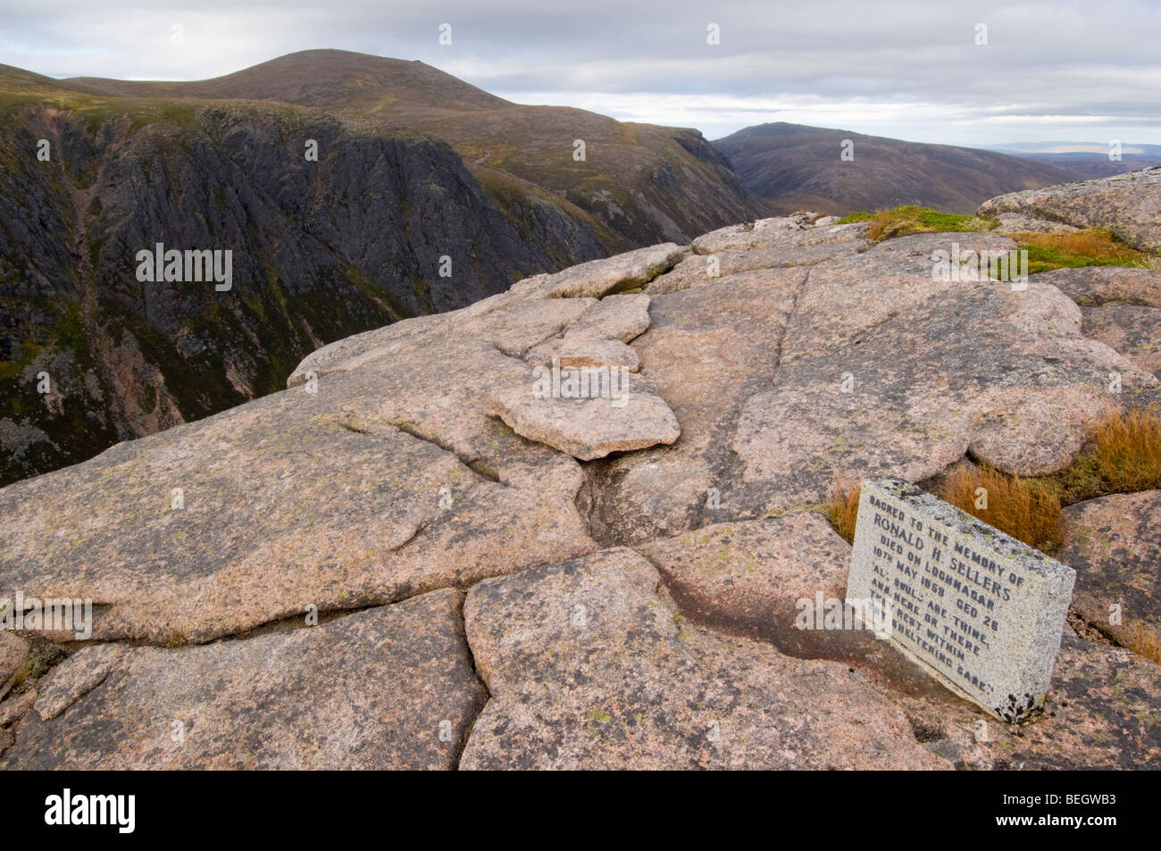 Monumento di pietra per un alpinista morto, situato su ghiacciate di roccia di granito in lastre in cima al Rifugio Rupe di pietra, Cairngorms Foto Stock