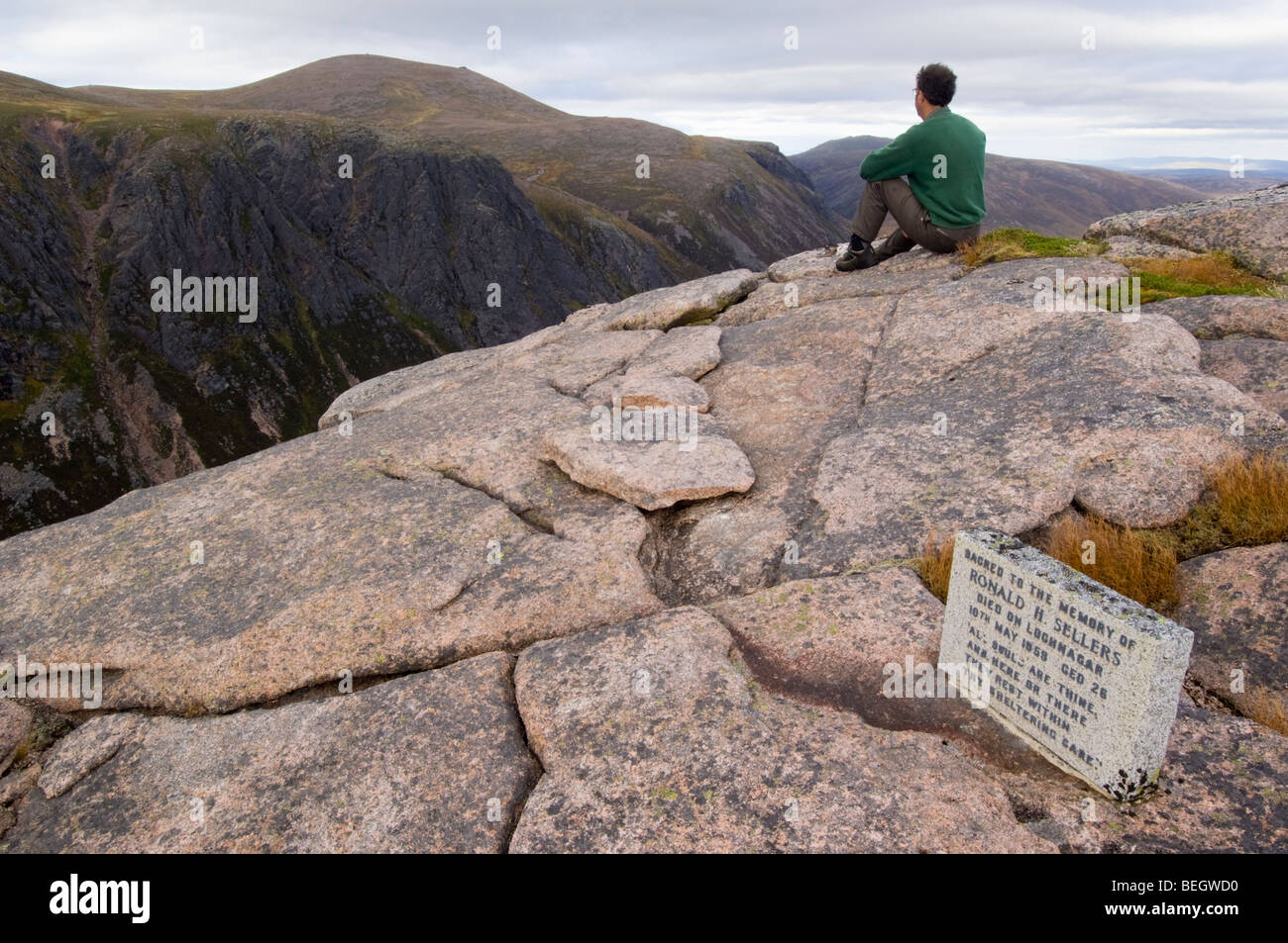 Monumento di pietra per un alpinista morto, situato su ghiacciate di roccia di granito in lastre in cima al Rifugio Rupe di pietra, Cairngorms Foto Stock