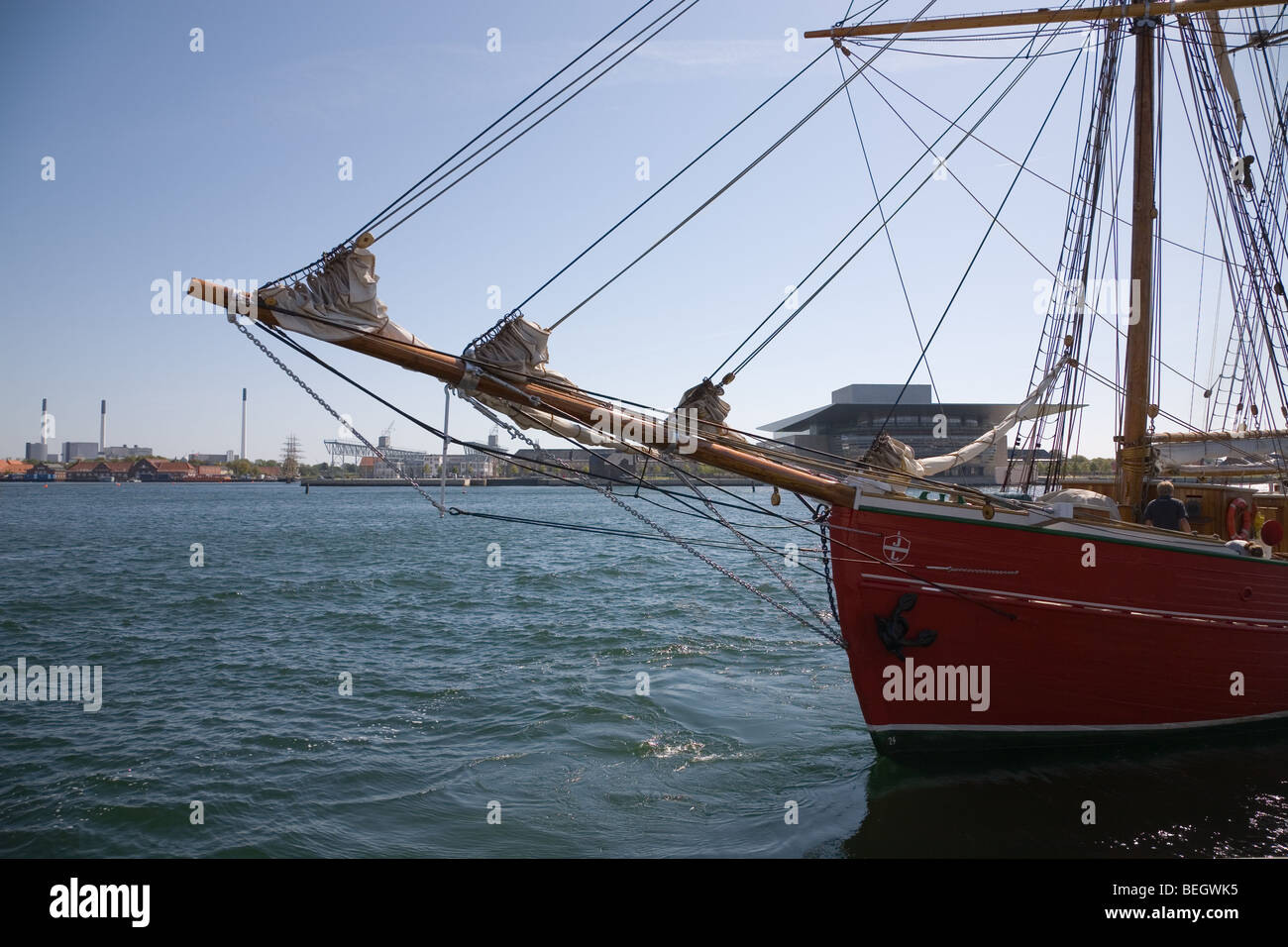 Lo spirito e la prua del 35 m topsail schooner 'Lilla Dan' di lasciare il porto di Copenhagen con il Teatro dell'opera in background Foto Stock