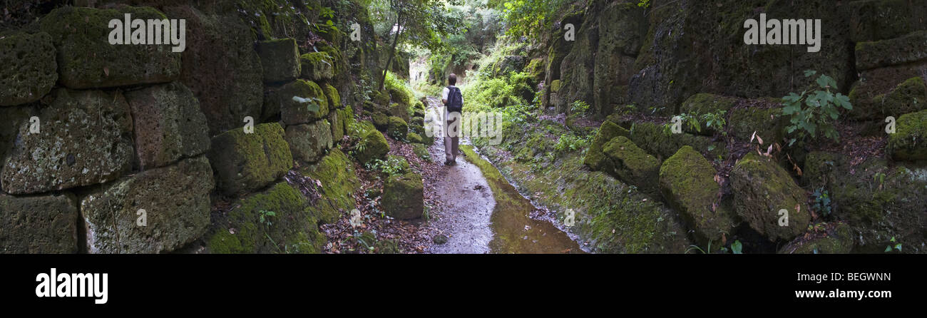 Via degli inferi (Via degli Inferi) nella necropoli etrusca della Banditaccia, Cerveteri, Italia Foto Stock