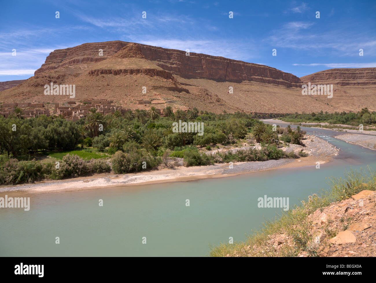 Village e il fiume Ziz Tafilalt Valle Alto Atlante Marocco Foto Stock