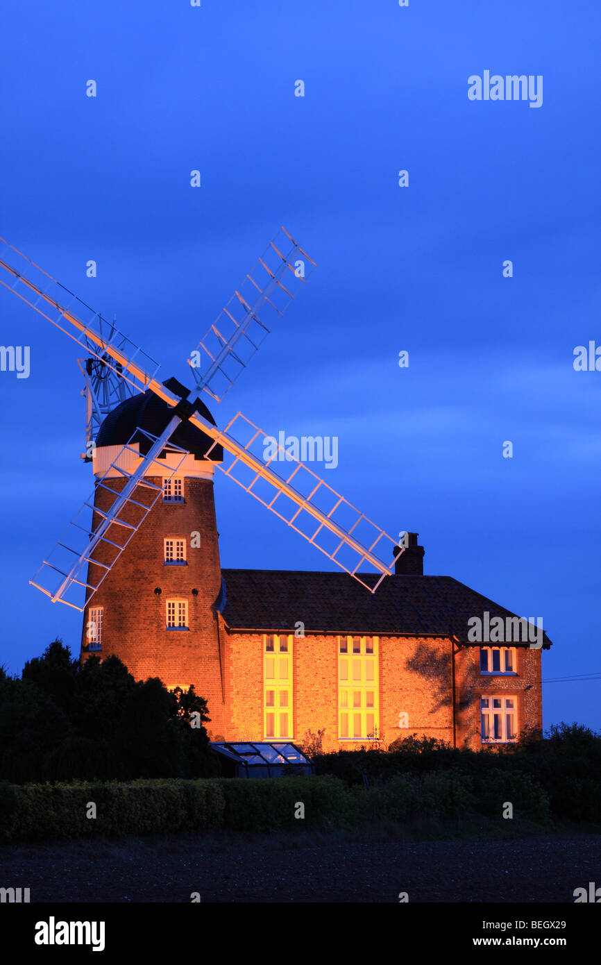 Il mulino a vento di Weybourne di notte, vicino a Sheringham, Norfolk, Inghilterra, Regno Unito Foto Stock