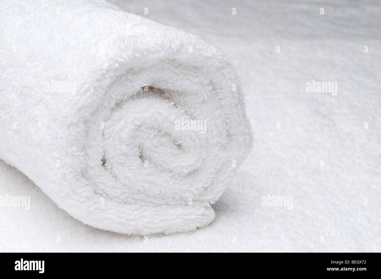 Arrotolato bianco asciugamano spa Foto Stock