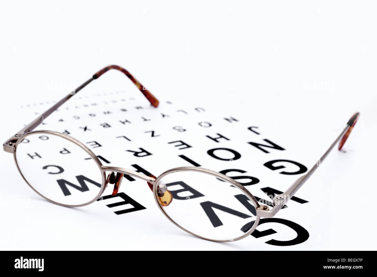 L'immagine orizzontale di occhiali su un esame della vista tabella Foto Stock