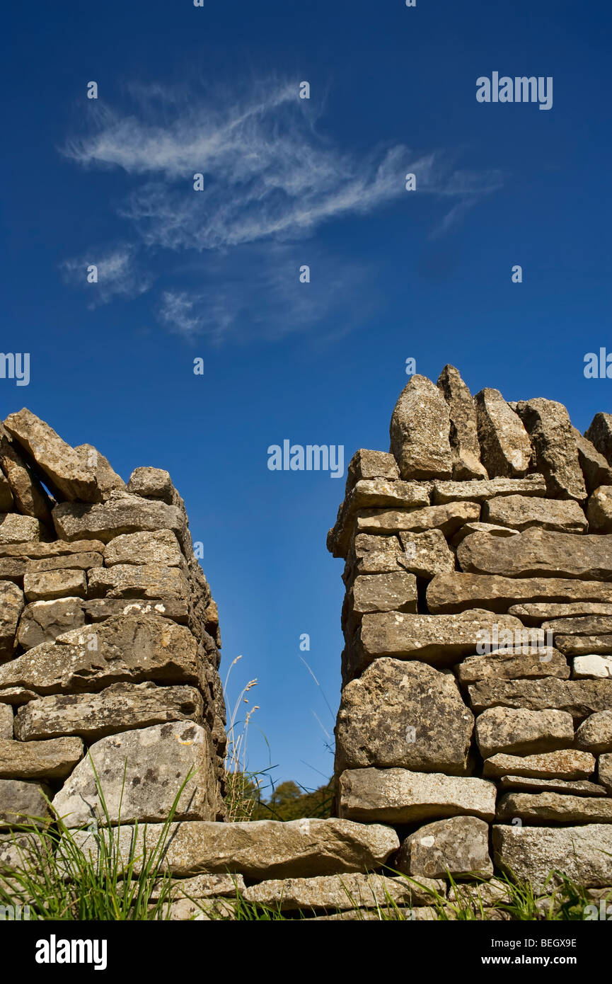 Passo-attraverso gap stille in Cotswold pietra muro, Gloucestershire Foto Stock