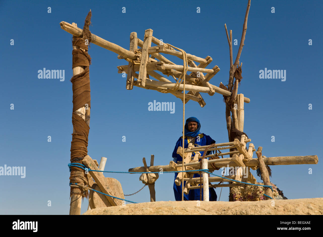 Touareg uomo il funzionamento di un sistema di irrigazione del Marocco Foto Stock