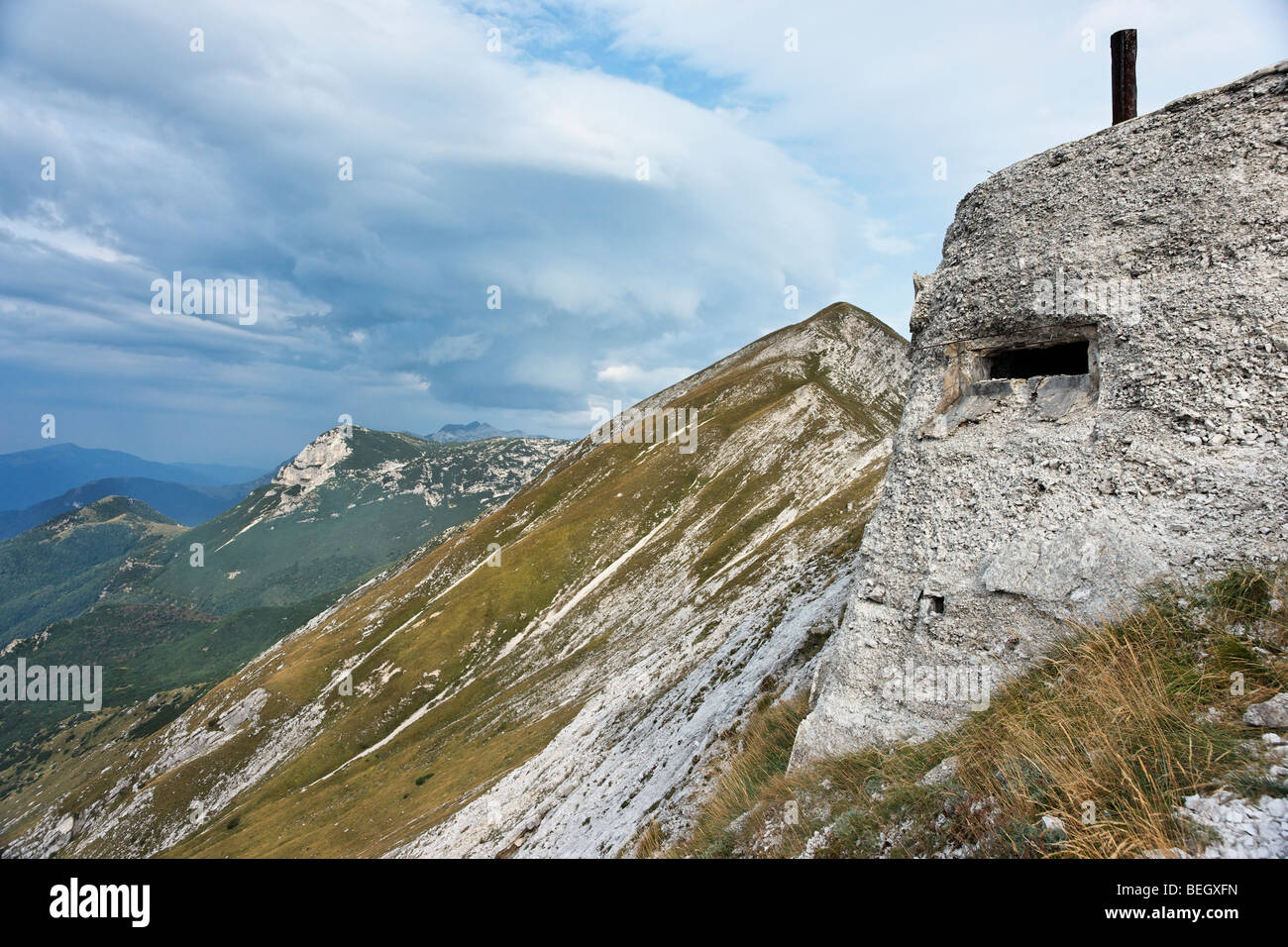WWI lookout post a Globoko, a nord di Vogel, sulle Alpi Giulie, Slovenia. Foto Stock