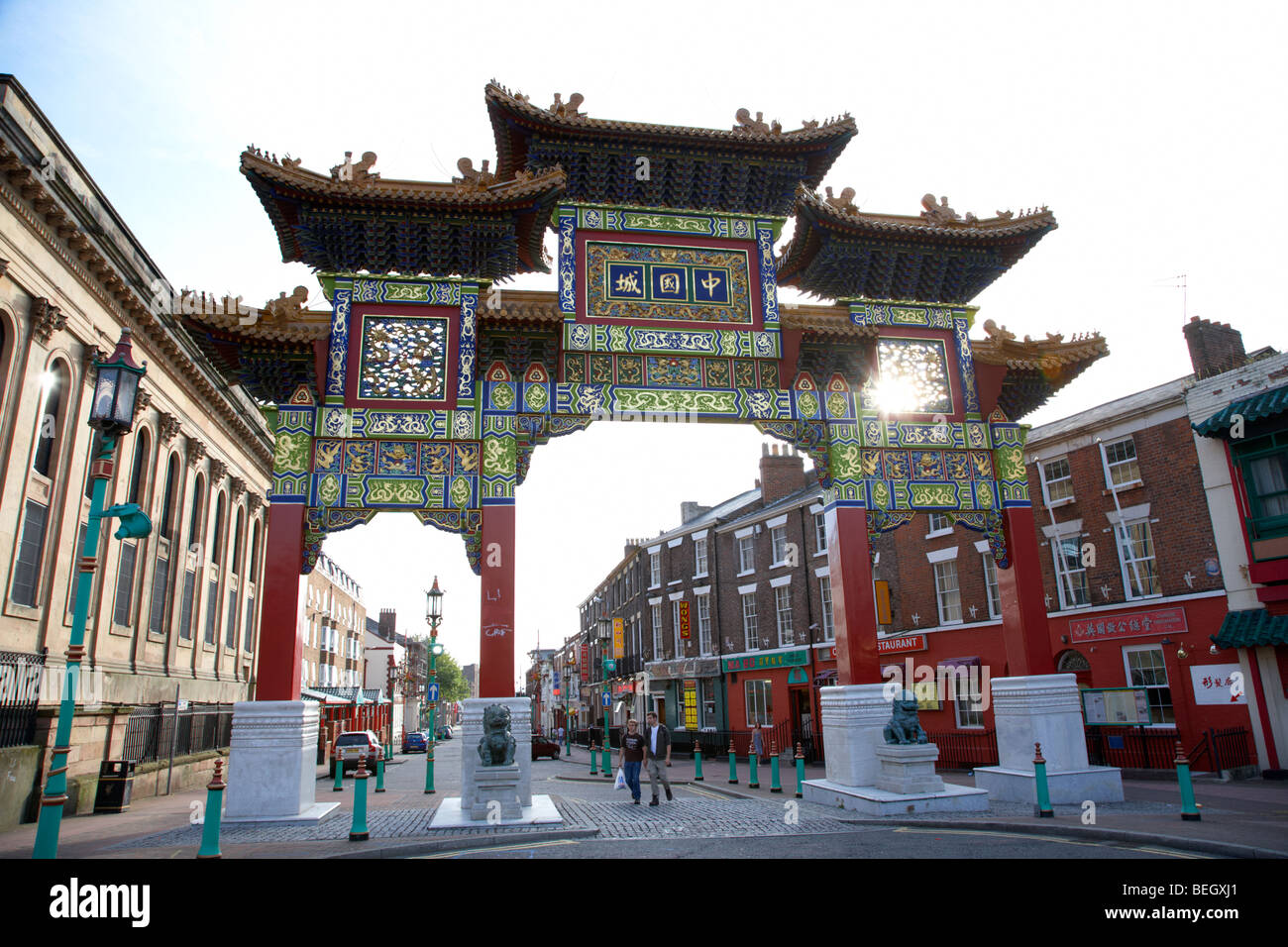 Arco grande cancello di ingresso di Chinatown in Duke Street area di Liverpool Merseyside England Regno Unito Foto Stock