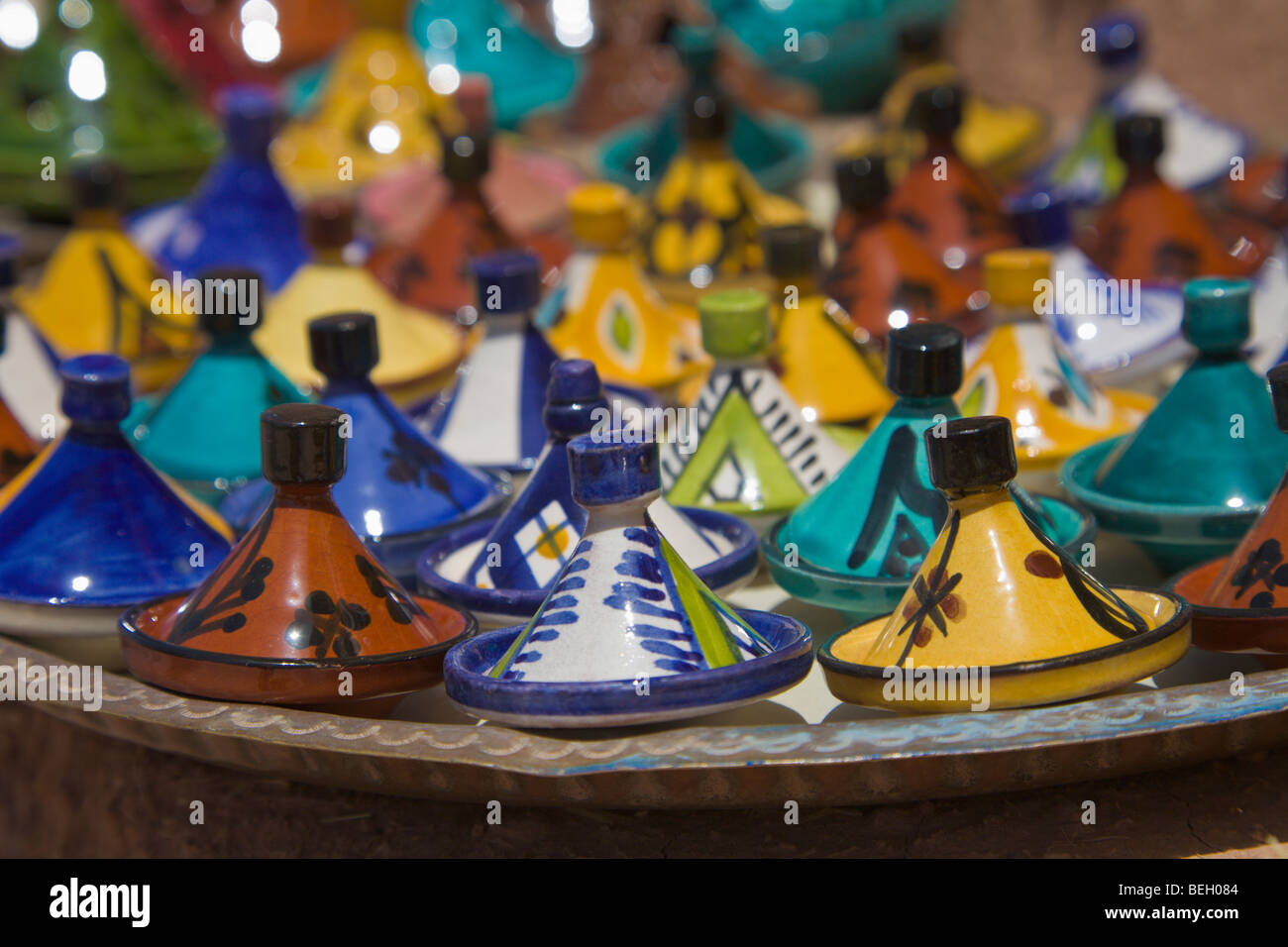 Display del piccolo in ceramica gli ingredienti di base di una tagine Ouarzazate Marocco Foto Stock