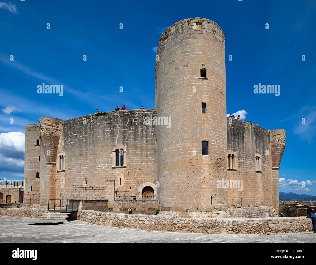 La parete interna e la torre castello Bellver Palma Mallorca Spagna Spain Foto Stock