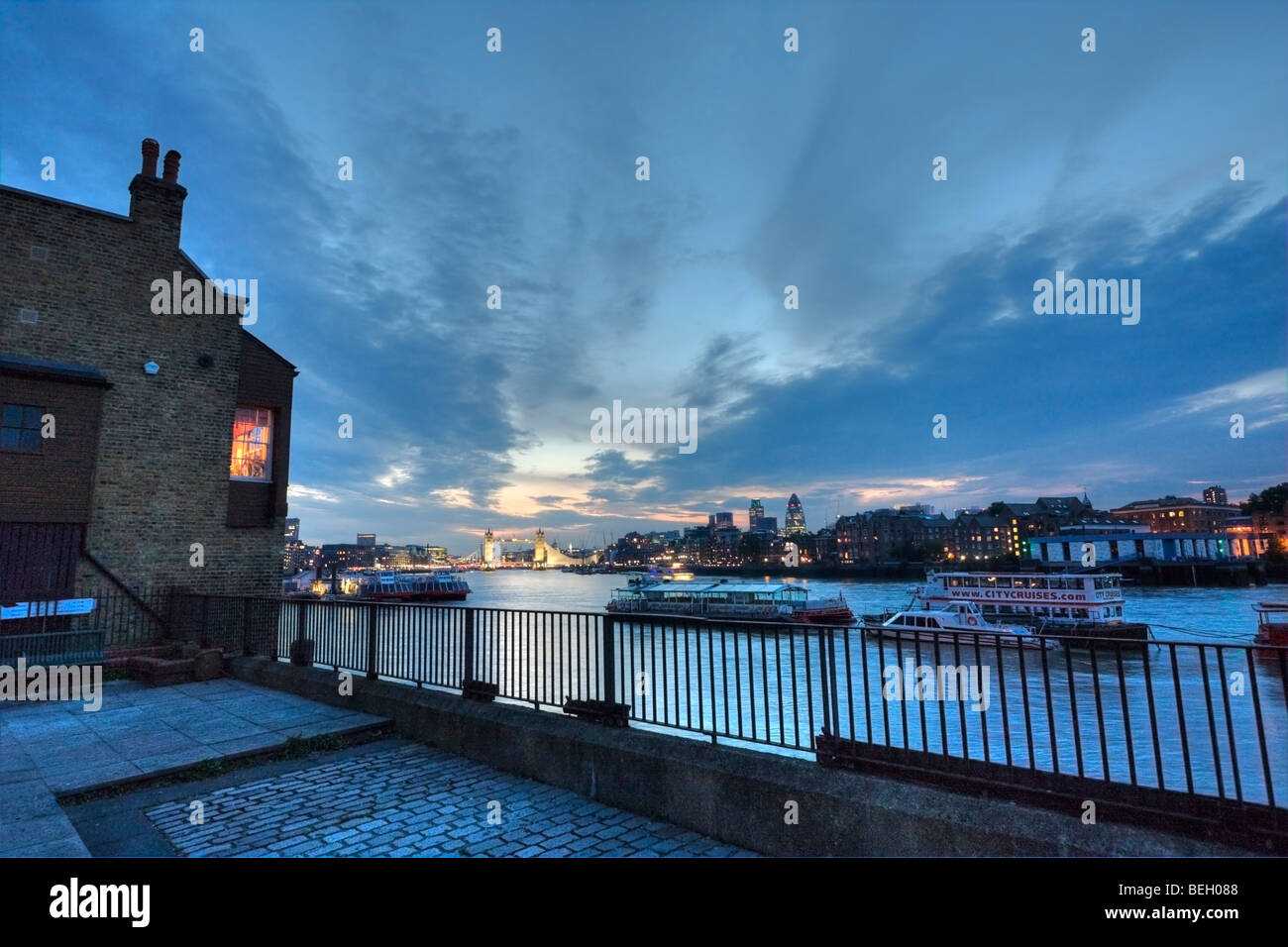 Vista sul Tamigi al tramonto da Rotherhithe sulla banca del sud. Foto Stock