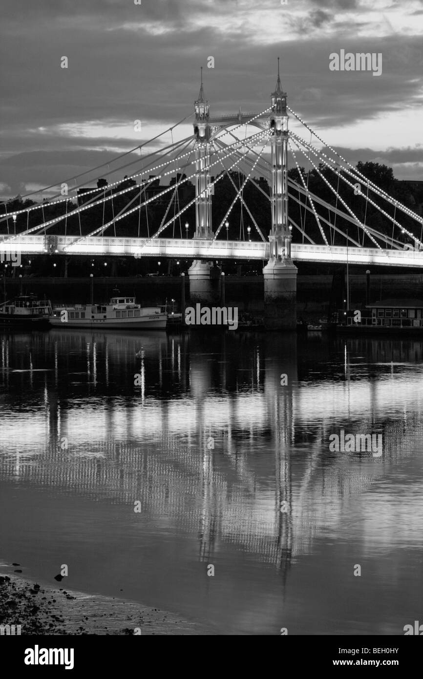 Crepuscolo scende oltre il ponte di Albert e il fiume Tamigi a Londra Inghilterra, durante l'estate 2009. Foto Stock