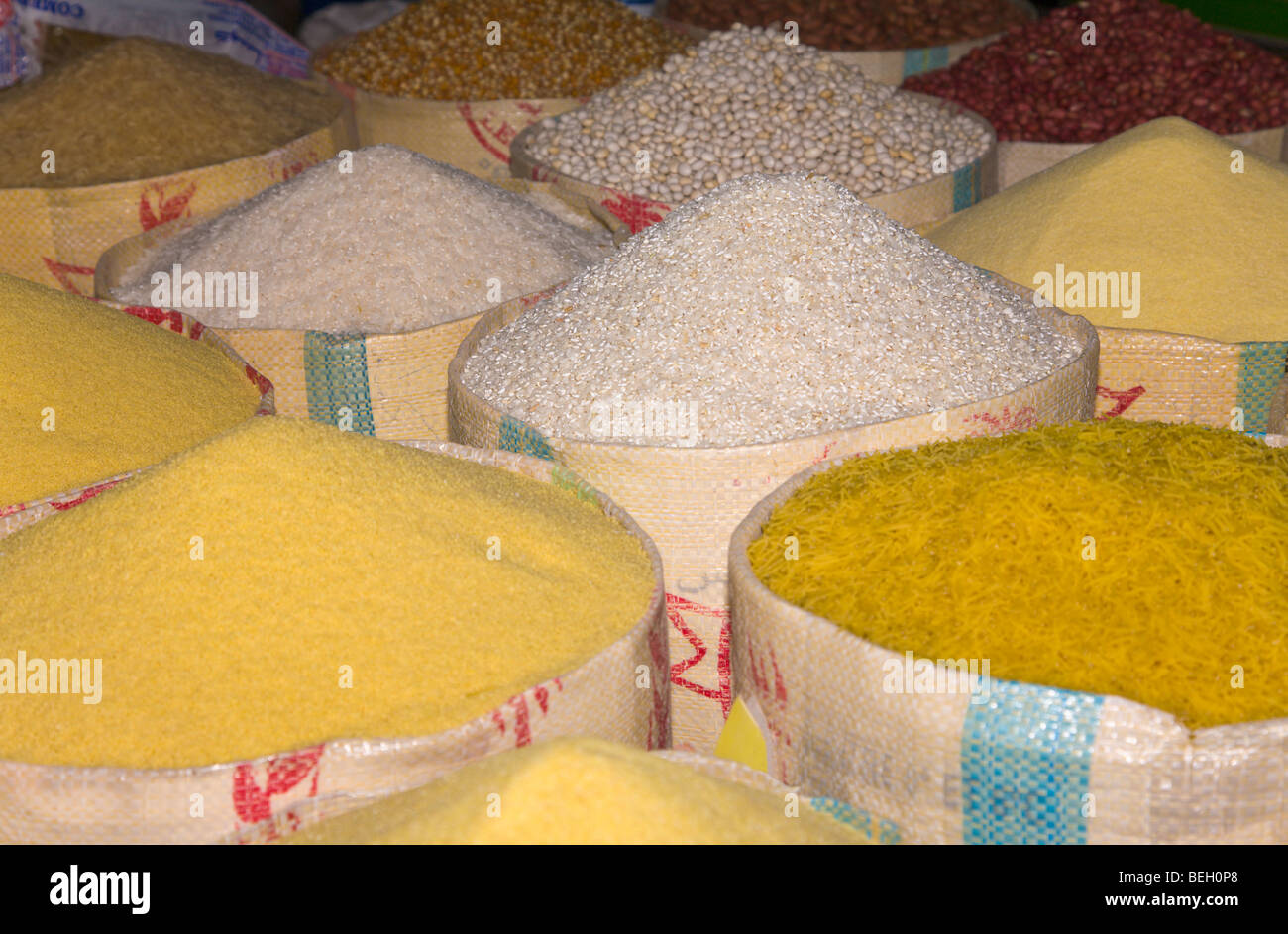 Granella di pasta e riso in sacchi a souk in taroudant Marocco Foto Stock