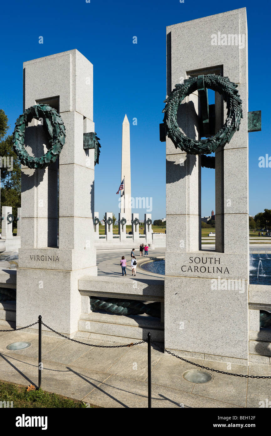 Il Memoriale della Seconda Guerra mondiale con il Monumento di Washington dietro, The Mall di Washington DC, Stati Uniti d'America Foto Stock