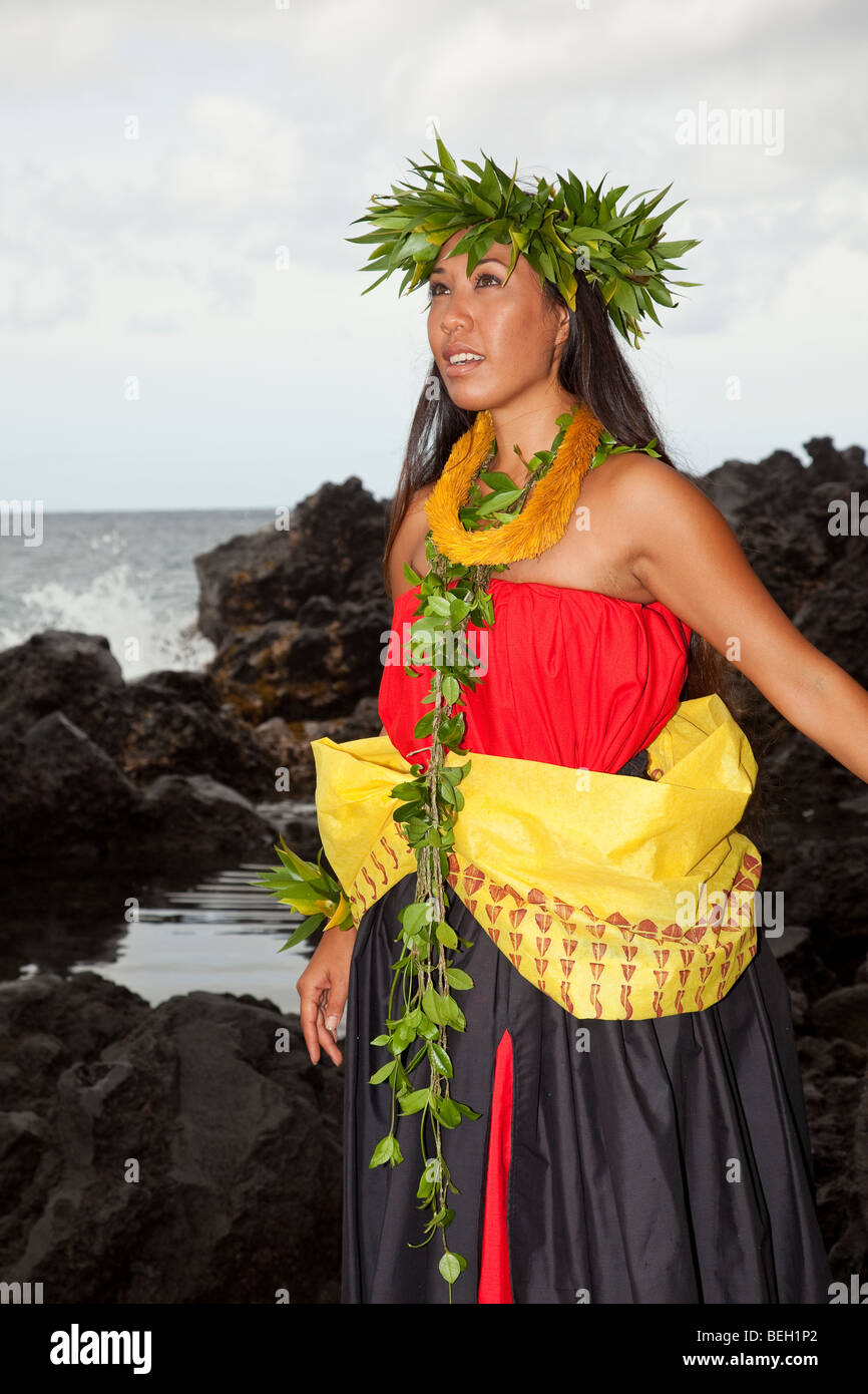 Giovane donna hawaiano indossando il tradizionale costume di hula Foto  stock - Alamy