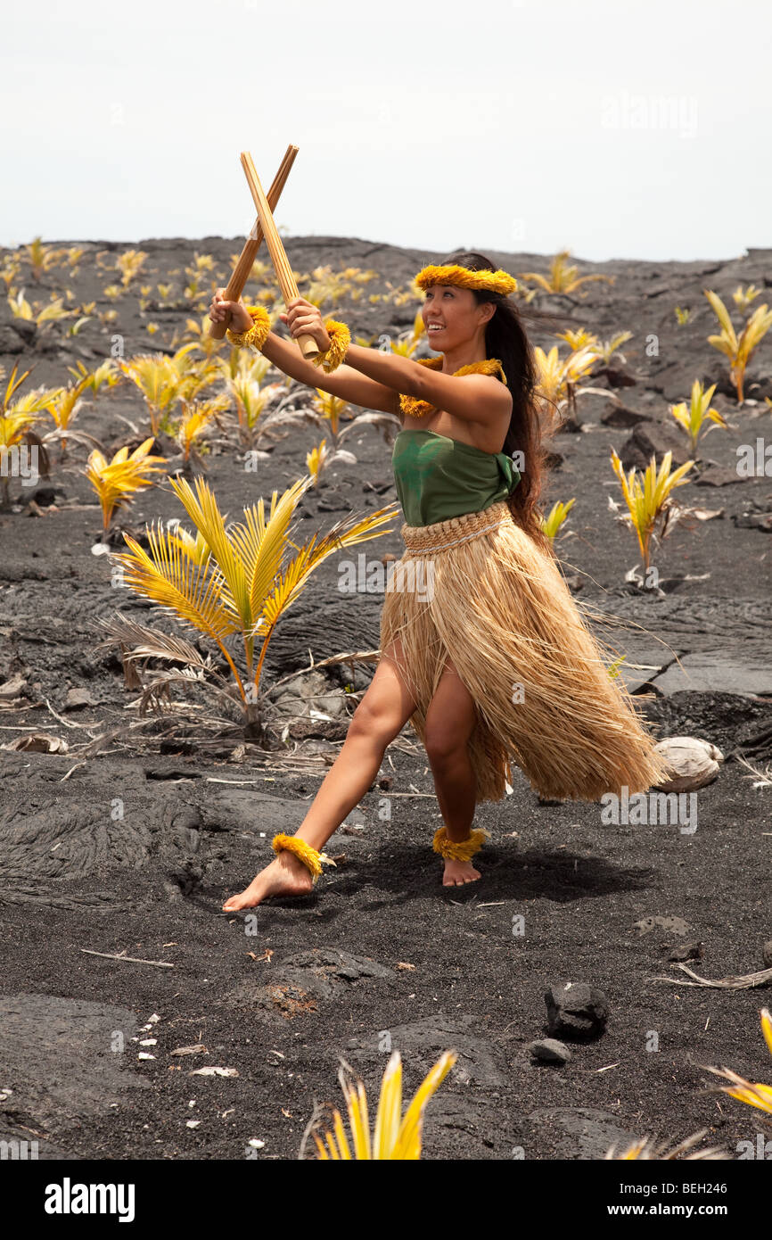 Giovane donna hawaiano indossando il tradizionale costume di hula. Foto Stock