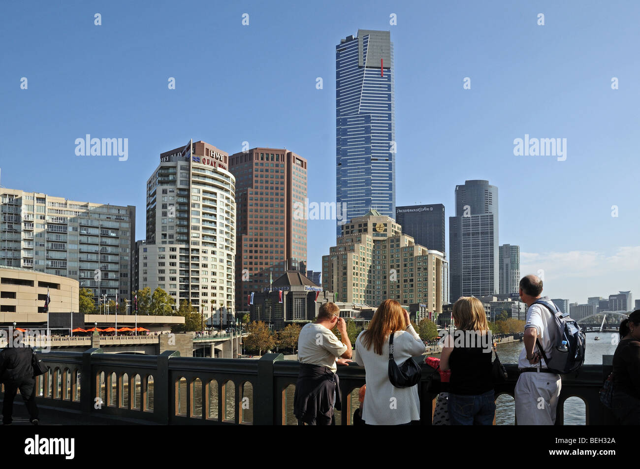 Tourist Godetevi la vista sul fiume Yarra da Princes Bridge Melbourne Australia con southbank alti edifici compreso Eureka Foto Stock