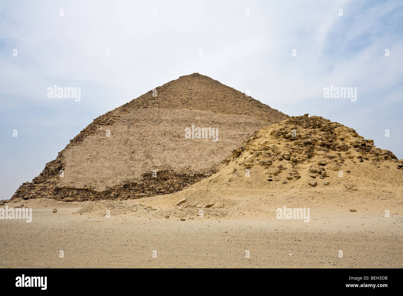 Piramide piegata di lato la piramide del faraone Snofru, Dahshur, Egitto Foto Stock