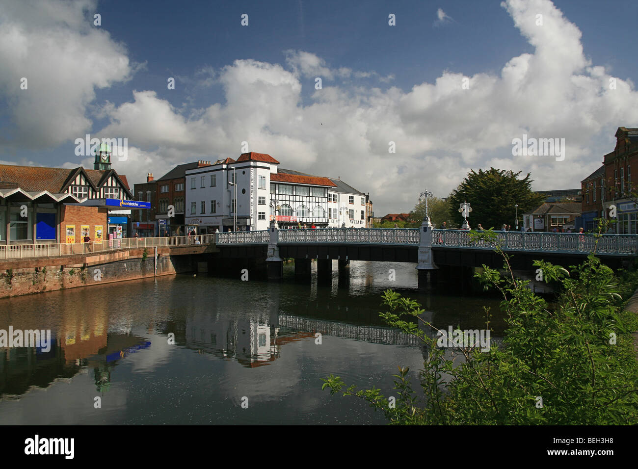 Tono di fiume e la città ponte a Taunton, Somerset, Inghilterra, Regno Unito Foto Stock