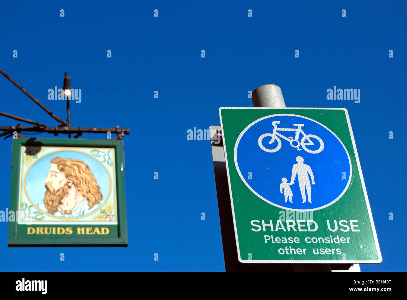 British uso condiviso cartello stradale, indicando un percorso utilizzato da pedoni e ciclisti, adiacente ad una locanda in un segno per i druidi testa Foto Stock