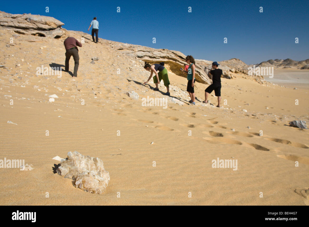 Tourist sulla montagna di cristallo, Deserto Libico, Egitto Foto Stock
