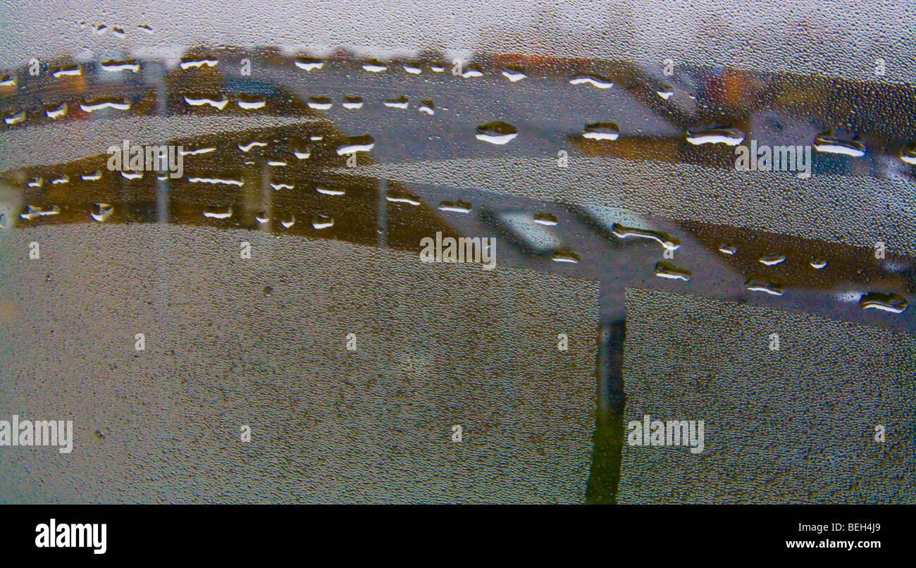 Le impronte delle dita attraverso la condensazione di una finestra in un giorno di pioggia Foto Stock