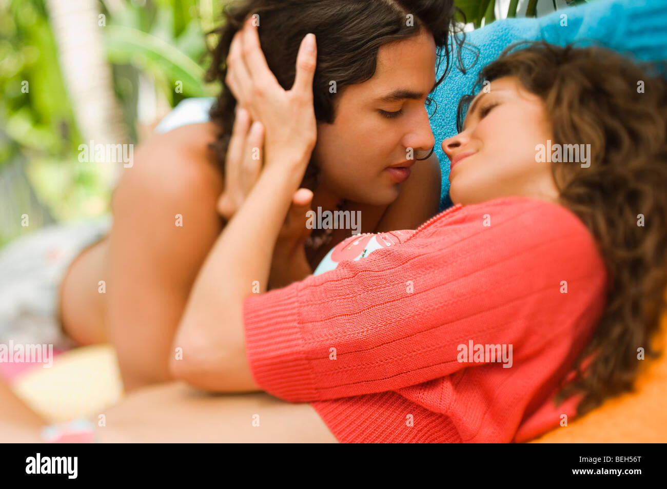 Close-up di una giovane coppia di baciare ogni altro Foto Stock