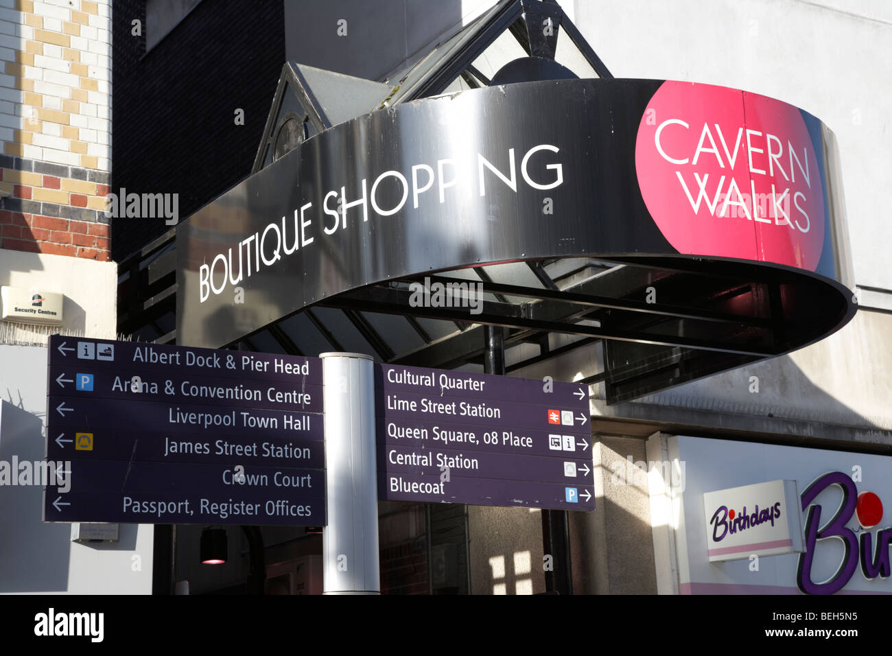 Passeggiate in caverna boutique galleria shopping center con turismo segni di direzione Liverpool Merseyside England Regno Unito Foto Stock
