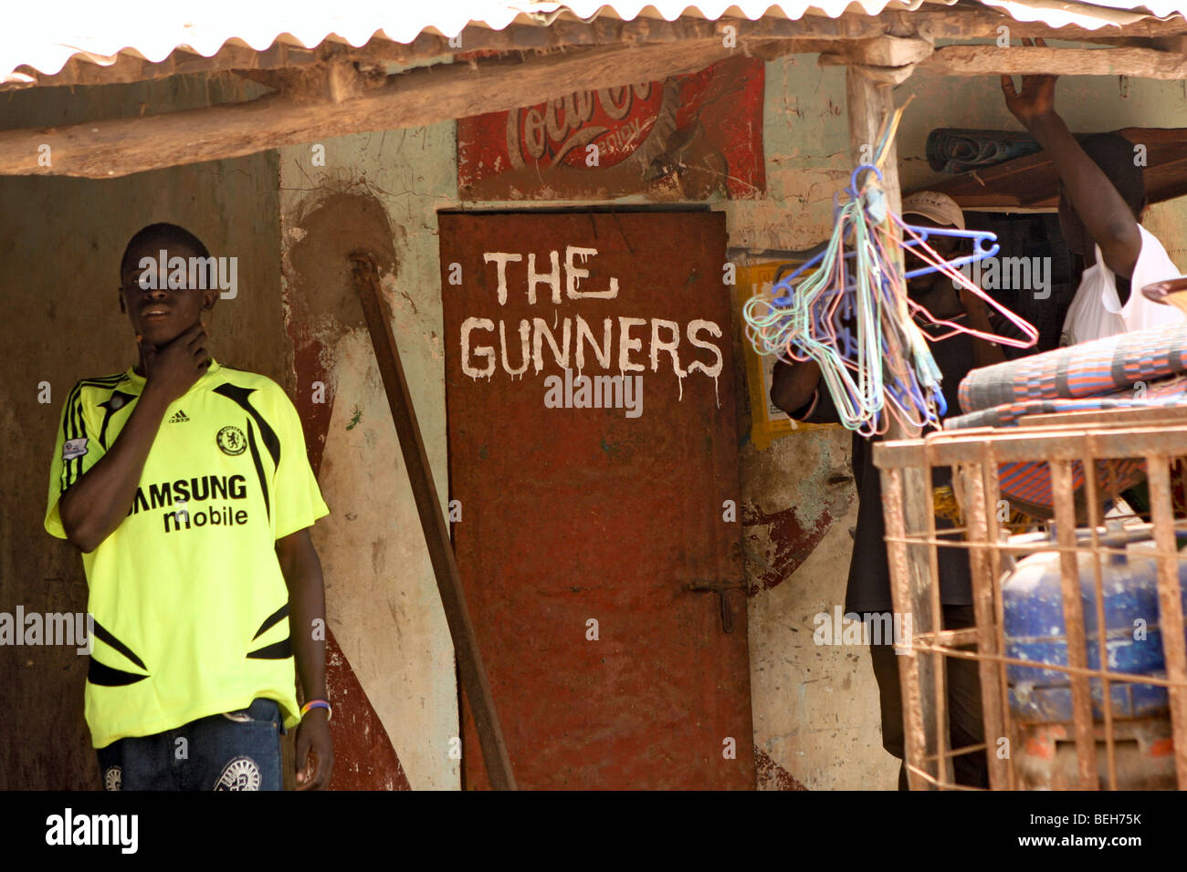 I tifosi di calcio, mercato del pesce, Tanje, Gambia Foto Stock