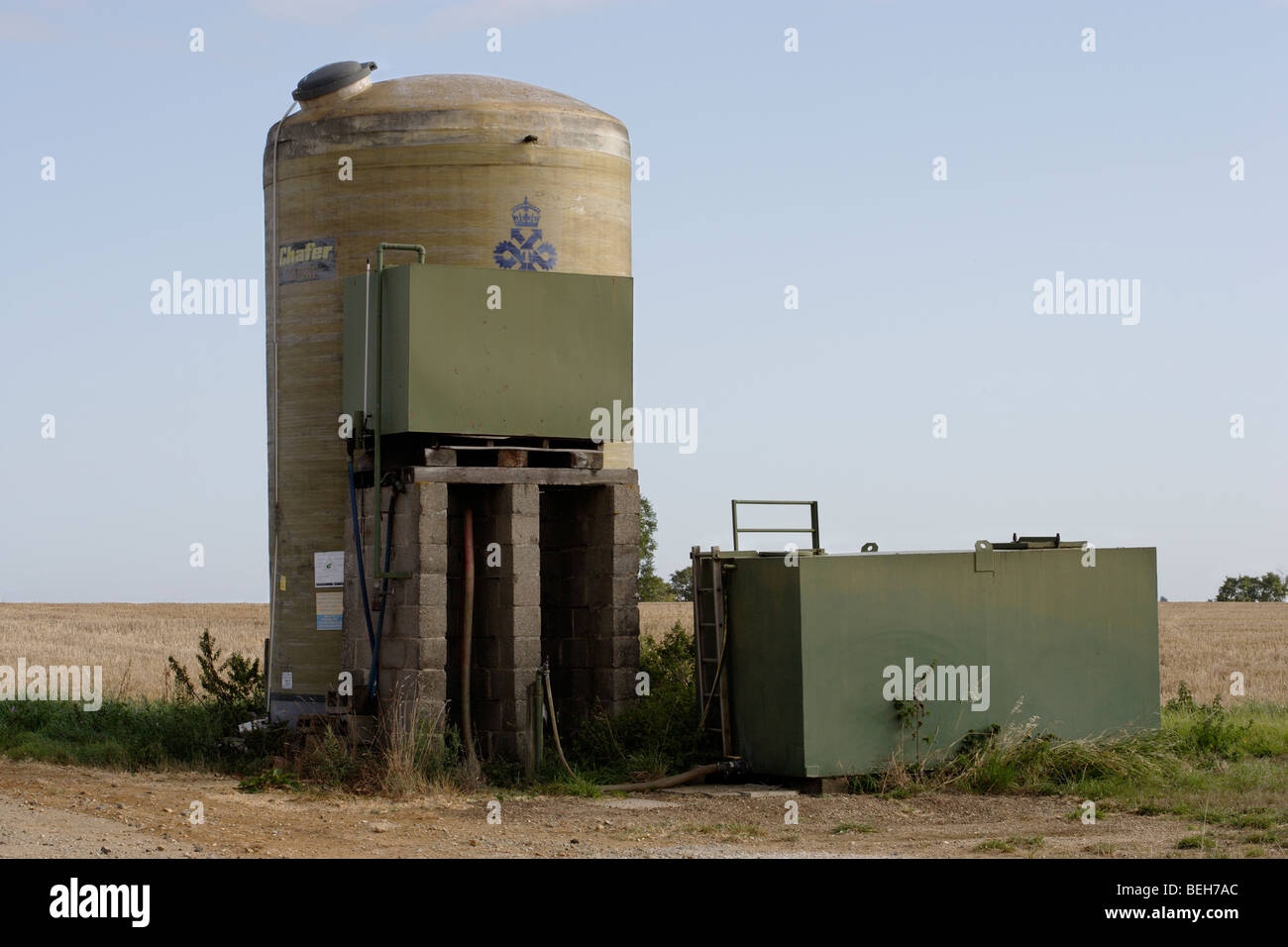 Concime agricolo silo di storage e il serbatoio del gasolio Foto Stock