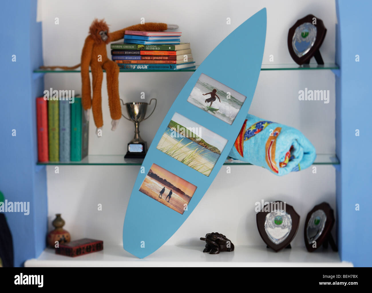 Tavola da surf a forma di cornice fotografica ragazzi in camera da letto Foto Stock