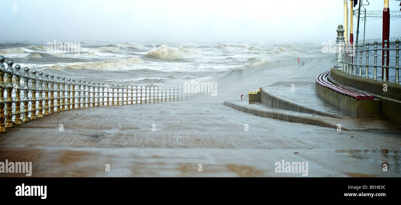Venti forti e mare mosso hit Promenade di Blackpool Foto Stock