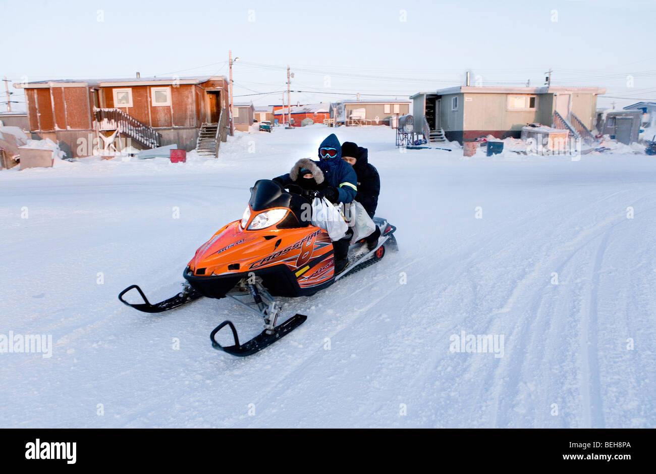 Gojahaven è una città nel nord del Canada in 1000 dove vivere Inuit. motoslitte sono mezzi di trasporto principali sul Nord pol Foto Stock