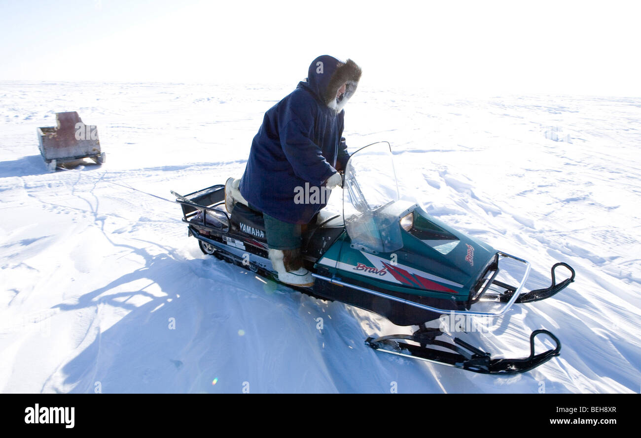 Gojahaven è una città nel nord del Canada in 1000 dove vivere Inuit. motoslitte sono mezzi di trasporto principali sul Nord pol Foto Stock