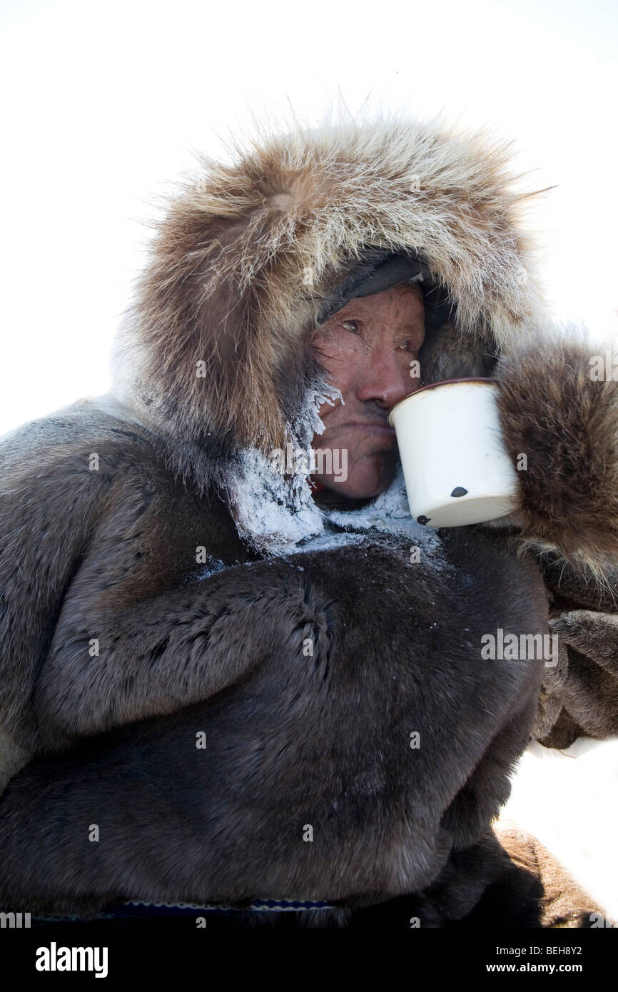 Ritratto di un Inuk. Gojahaven è una città nell'estremo nord del canada dove 1000 Inuits sono living.old uomo, uomo, vecchiaia, età Foto Stock