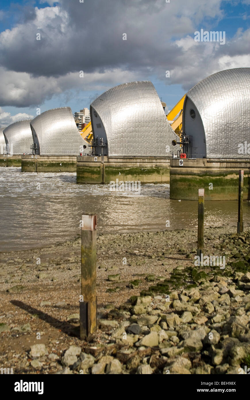 Chiudere verticale fino a monte della Thames Flood Barrier chiusa per lavori di manutenzione a Londra in una luminosa giornata di sole. Foto Stock
