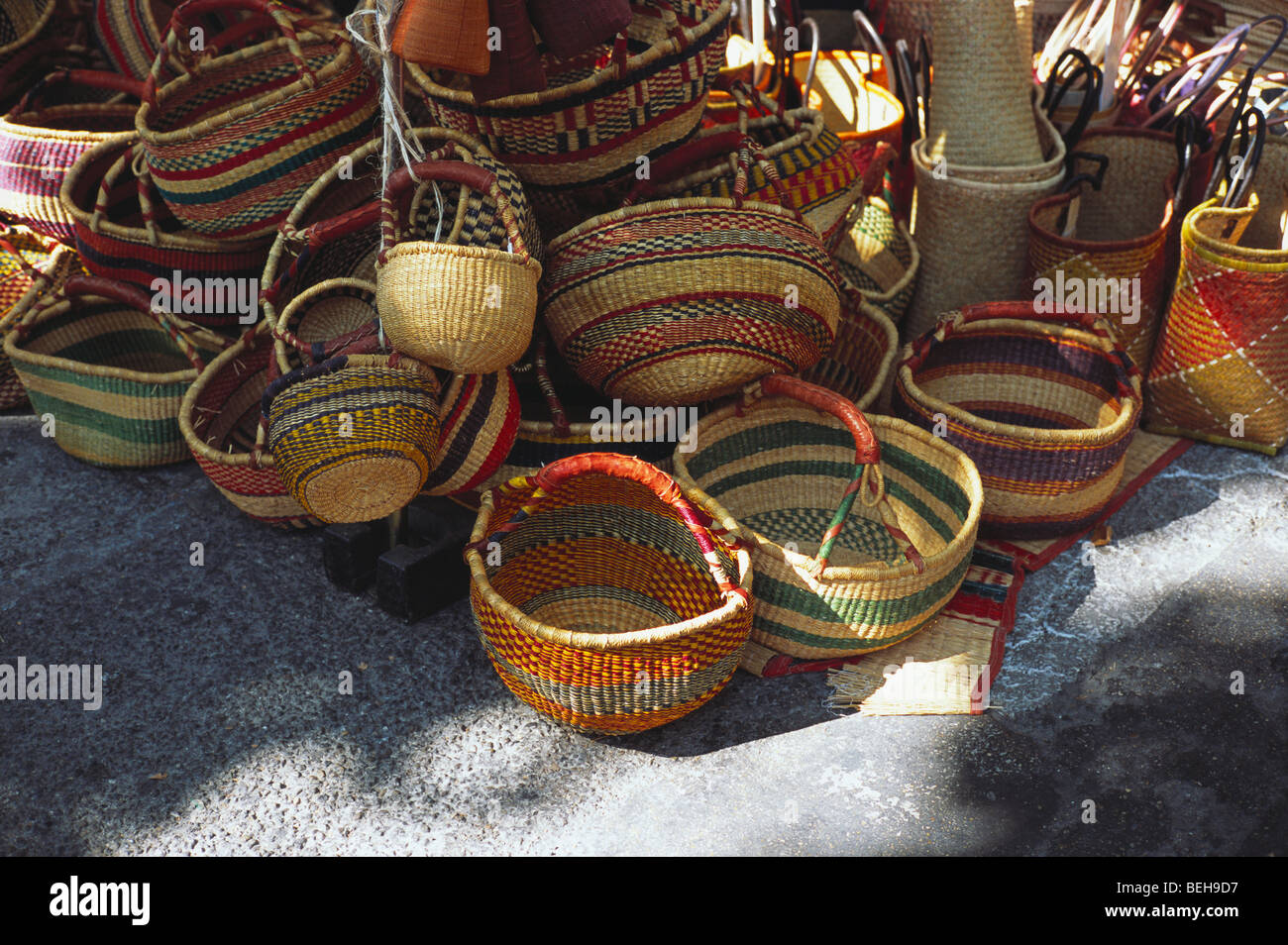 Cestini per la vendita mercato aperto, Vaison la Romaine Provence Francia Foto Stock