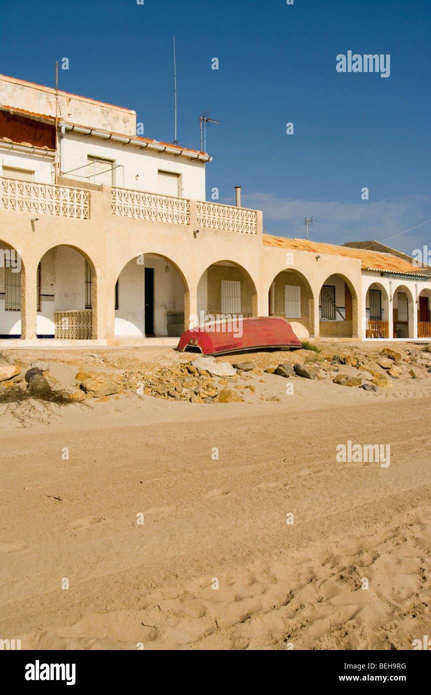 Facciata ad arco di spiaggia Ville per Vacanze Playa Del Pinet La Marina Spagna Foto Stock