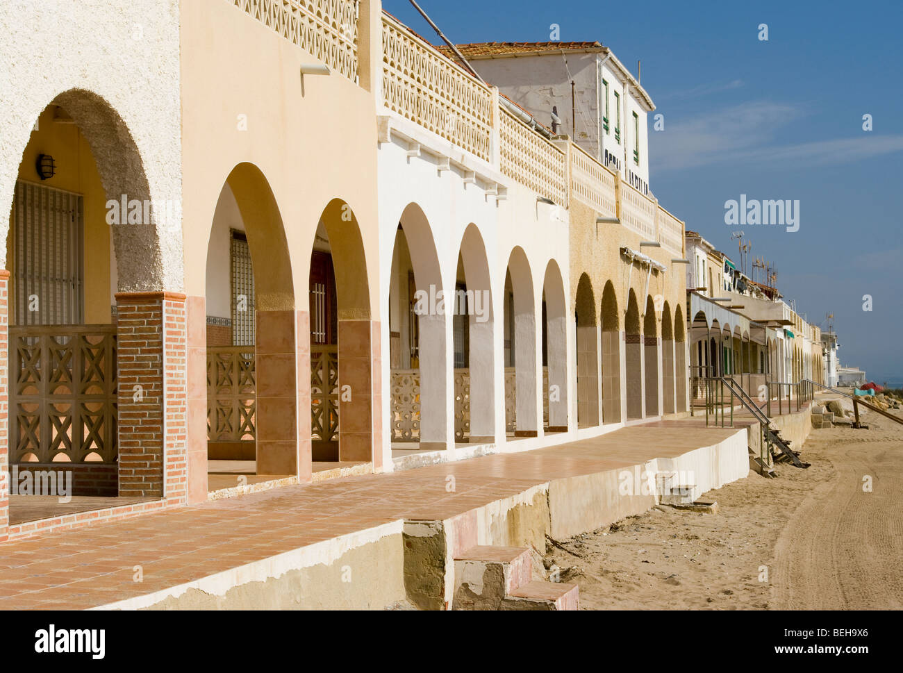 Facciata ad arco di spiaggia Ville per Vacanze Playa Del Pinet La Marina Spagna Foto Stock