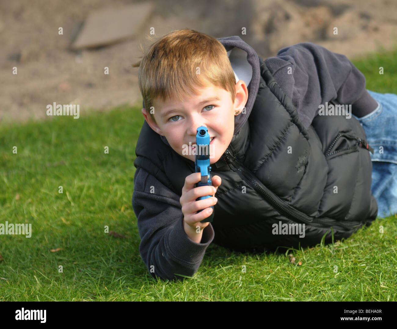 Giovane ragazzo giocando con pistola giocattolo. Foto Stock