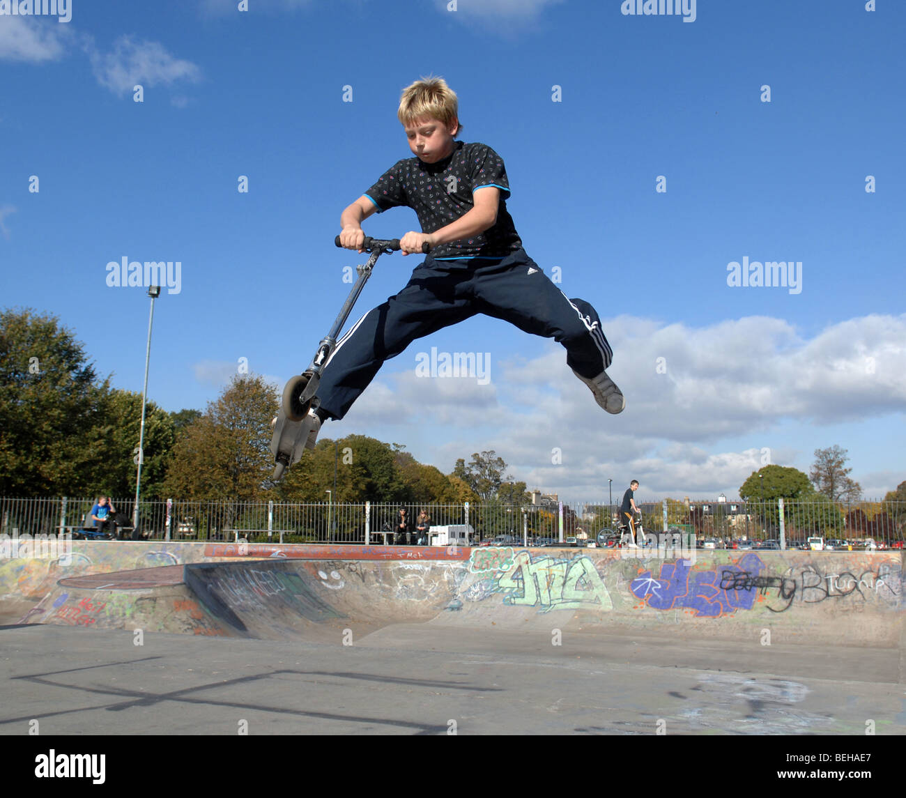 I bambini giocando in uno skatepark . Foto Stock