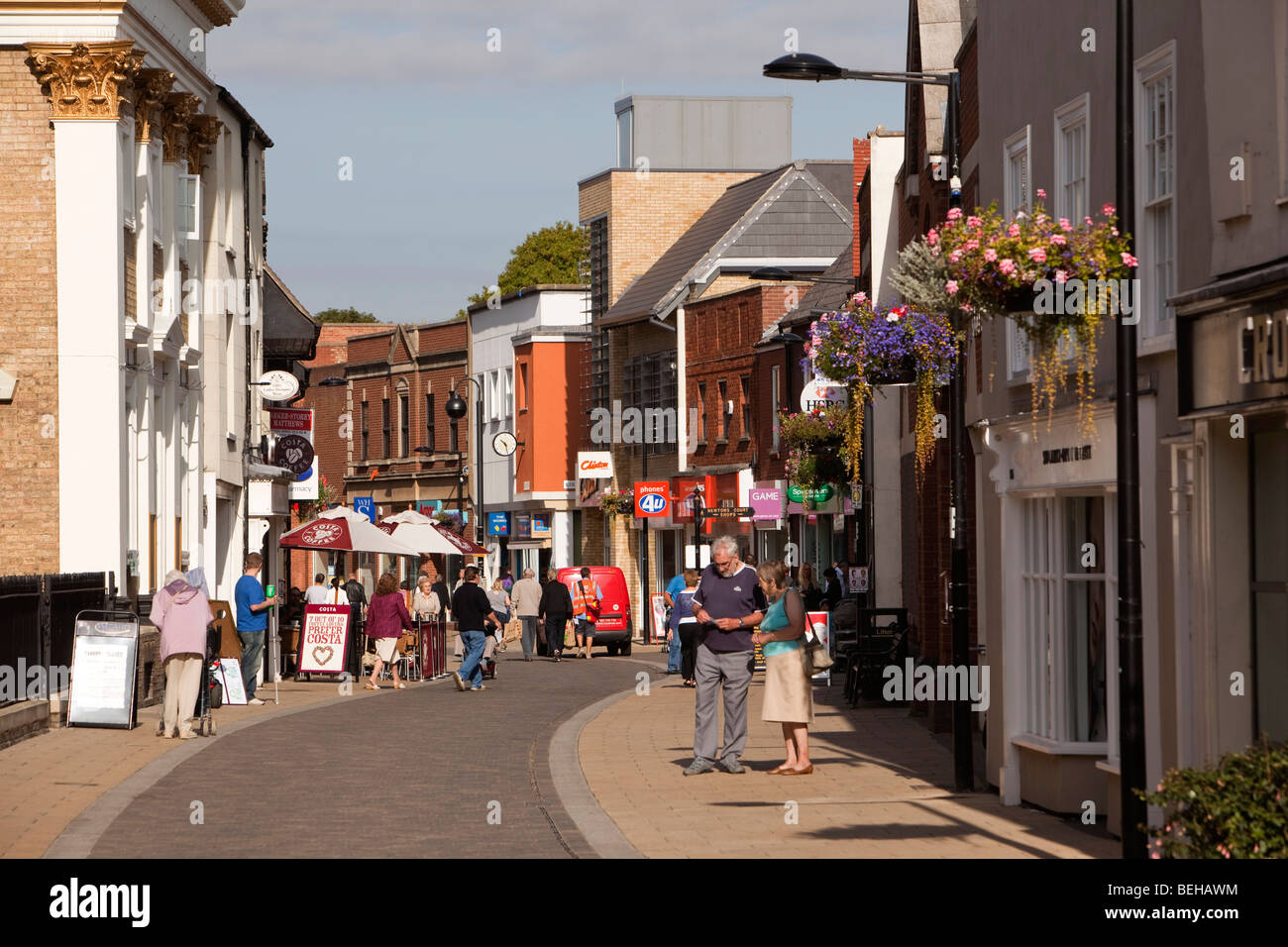 Inghilterra, Cambridgeshire, Huntingdon, gli amanti dello shopping nella zona pedonale di High Street Foto Stock