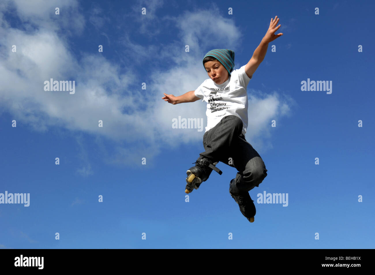 I bambini giocando in uno skatepark . Foto Stock
