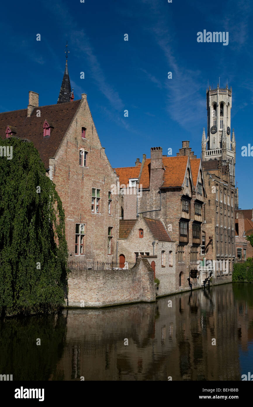 Rozenhoedkaai mostra Rosaire Quay e la torre campanaria, Bruges. Foto Stock Rozenhoedkaai mostra Rosaire Quay e la torre campanaria, Bruges. Foto Stock