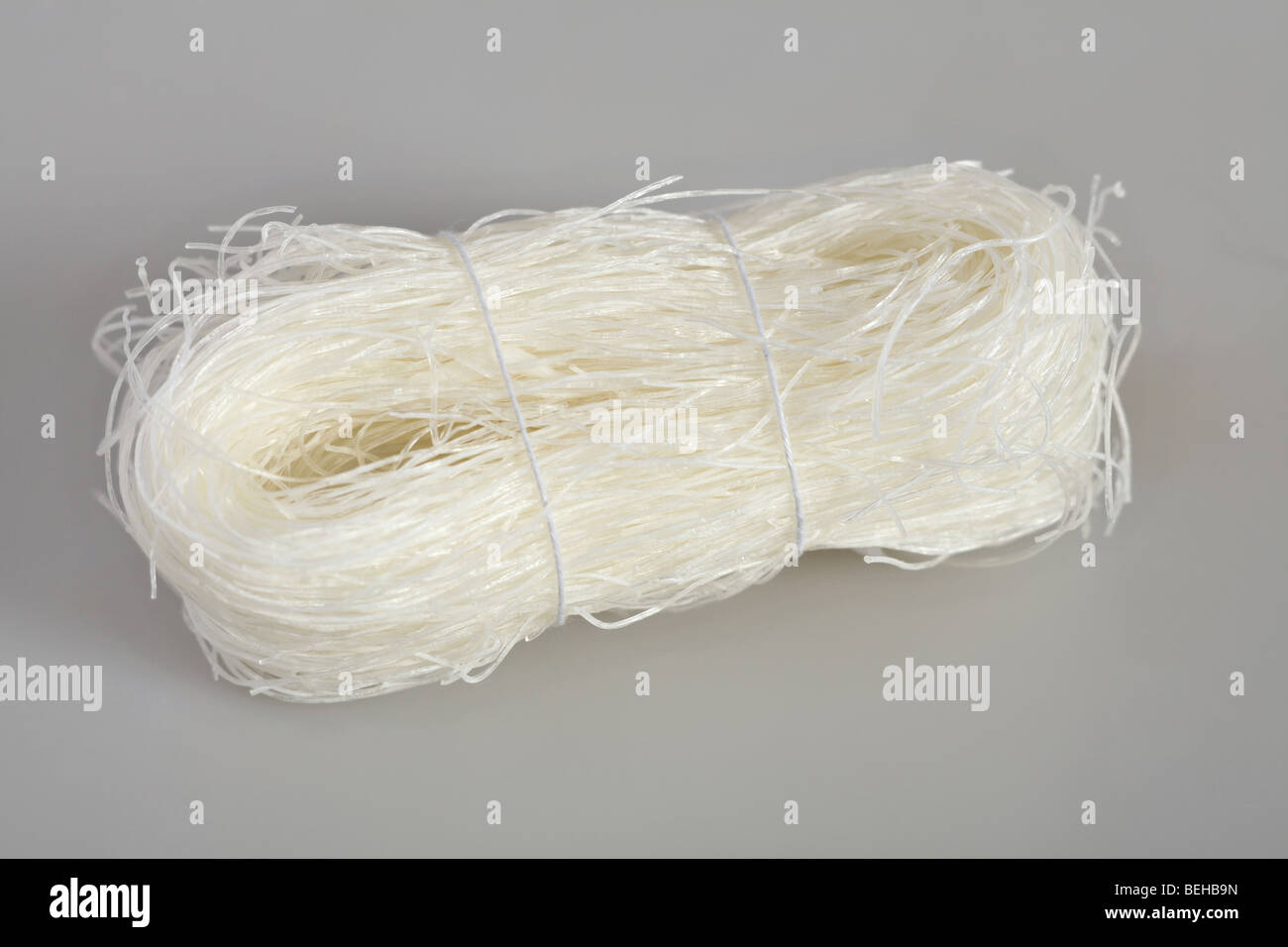 Un fascio di cinese non cotte cellophane noodles o spaghetti di vetro, Foto Stock