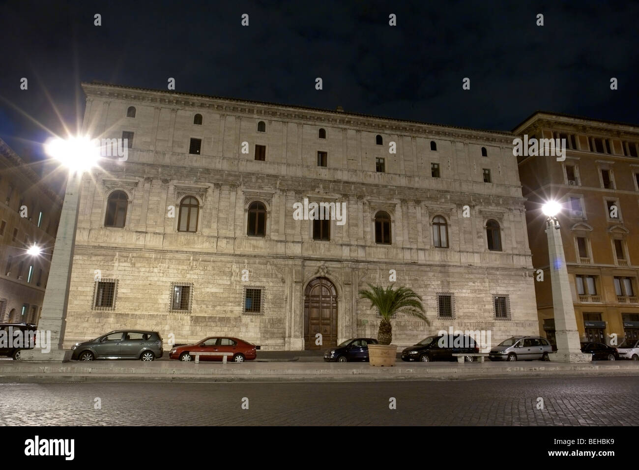 Roma, Italia. Palazzo Torlonia in via della Conciliazione, di notte. Foto Stock
