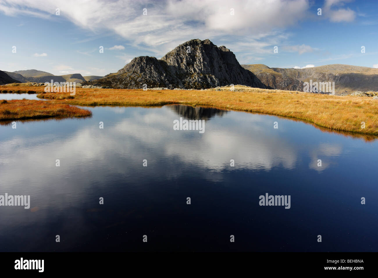 La montagna di Tryfan visto dalla riva del Llyn Caseg-fraith nelle montagne Glyderau, Parco Nazionale di Snowdonia, Wales, Regno Unito Foto Stock