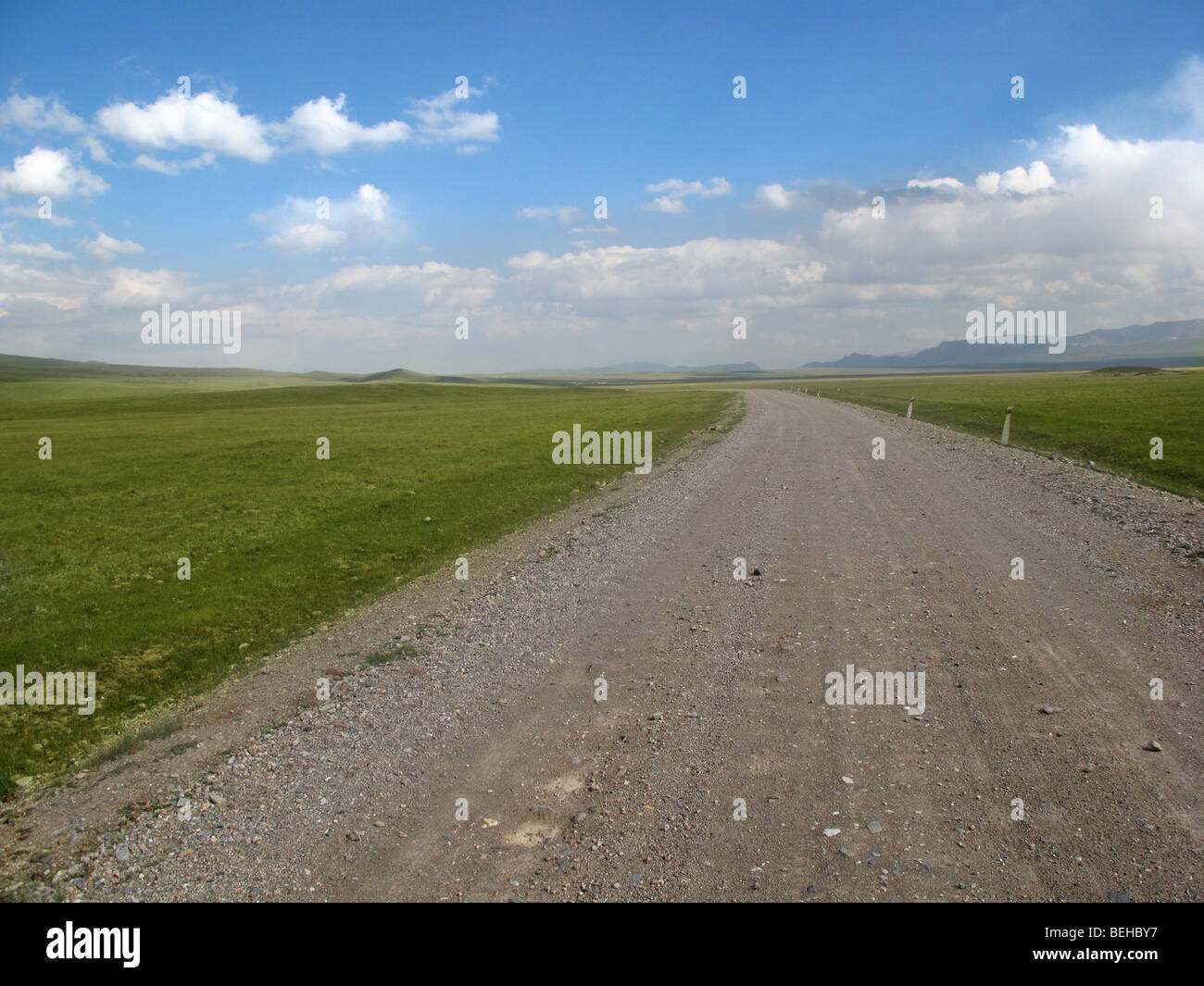 Strada sterrata su un altopiano vicino a Son Kul lago Tia Shan montagne nella parte orientale del Kirghizistan Foto Stock