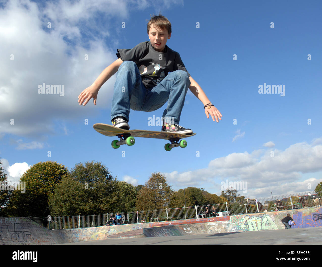I bambini giocando in uno skatepark . Foto Stock